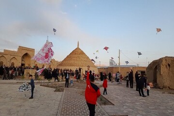 برگزاری جشن پرواز بادبادک‌ها بر فراز آب انبارهای شهر سرایان