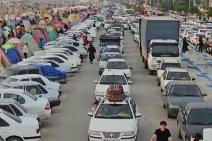 حضور گسترده مسافران در بازار و ساحل گناوه