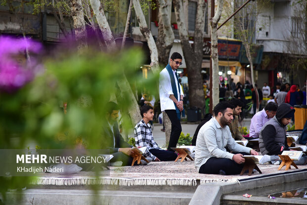 تلاوت قرآن کریم در گذر فرهنگی چهارباغ اصفهان