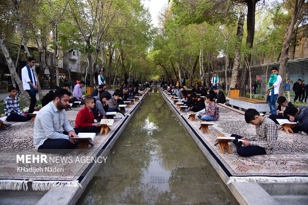 تلاوت قرآن کریم در گذر فرهنگی چهارباغ اصفهان