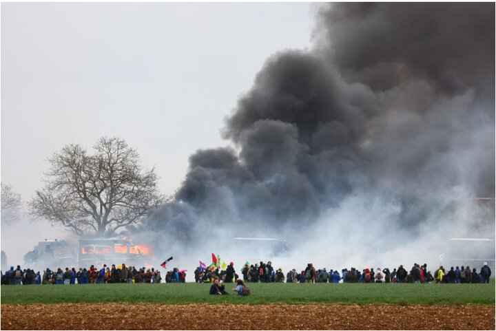 درگیری خشونتآمیز پلیس فرانسه با معترضان روستایی+ تصاویر