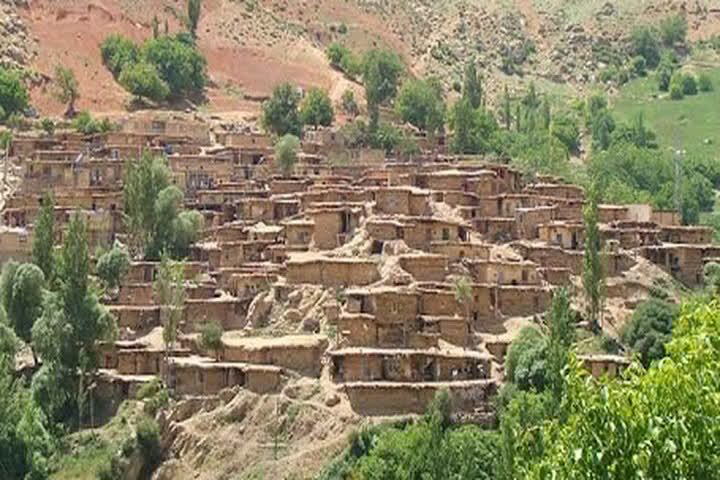 فریدون شهر عروس طبیعت اصفهان / پونهزار در گوش انسان نجوا میکند