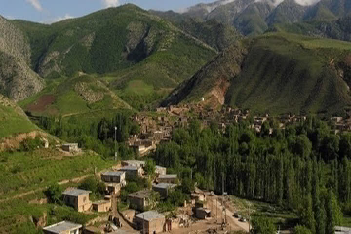 فریدون شهر عروس طبیعت اصفهان / پونهزار در گوش انسان نجوا میکند