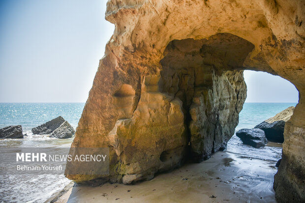 نجات ۱۰۰ گردشگر گرفتار در ساحل کنارک توسط نجاتگران سیستان و بلوچستان