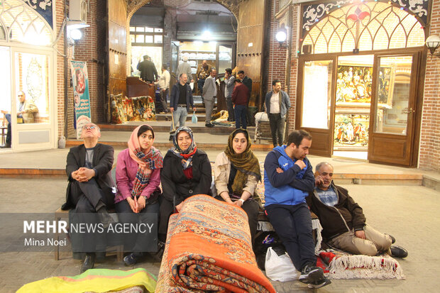 مسافران نوروزی در بازار قدیمی تبریز
