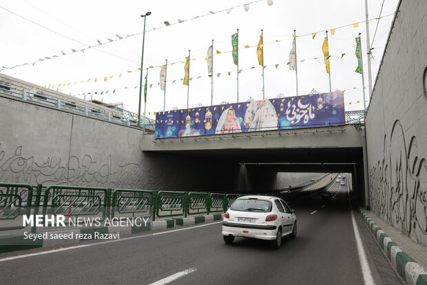 همزمان با آغاز ماه مبارک رمضان حال هوای پایتخت با نصب المان‌های "هلال ماه اسماءالحسنی" فضای شهر را ایجاد حس معنویت در محیط بصری شهر کرده است