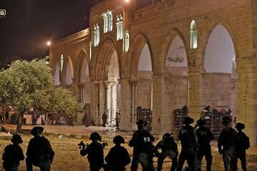 Zionist troops force out Muslim worshipers from al-Aqsa
