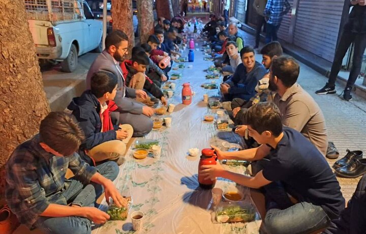 سفره افطاری ساده خیابانی به‌ همت دانش ‎آموزان گرگانی برپا شد