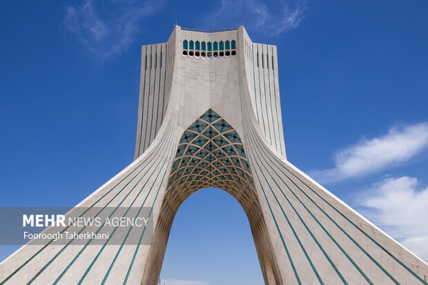 برج آزادی تلفیقی از معماری هخامنشی، ساسانی و اسلامی است؛ به‌طوری که قوس بیضی‌شکل برج نمادی از طاق کسری است و کاشی‌کاری فیروزه‌ای‌ از دوره صفوی و شیارهای بالای برج از بادگیرهای یزد اقتباس شده‌اند 