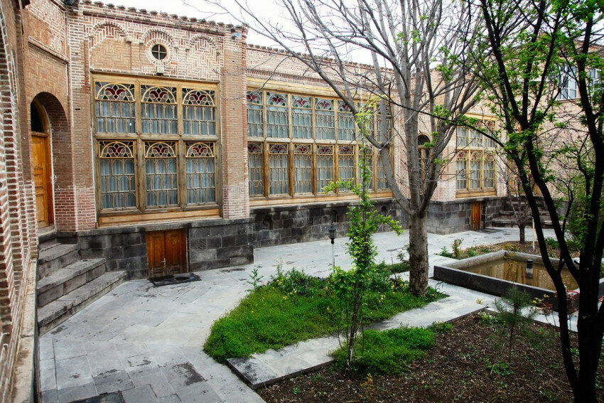 آثاری ماندگار از هنر و معماری در لابهلای آجرهای رنگی