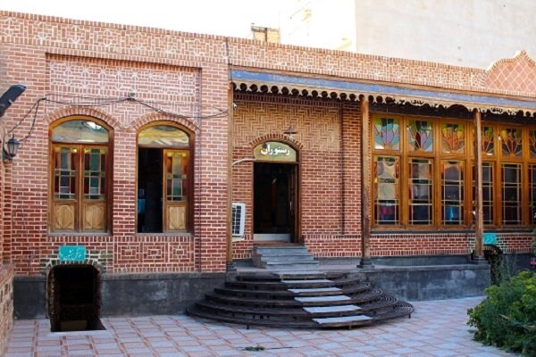 آثاری ماندگار از هنر و معماری در لابهلای آجرهای رنگی