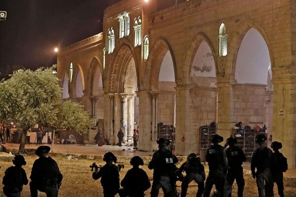 قابض اسرائیلی فوج کا تیسری رات مسجد اقصیٰ میں نمازیوں پر تشدد
