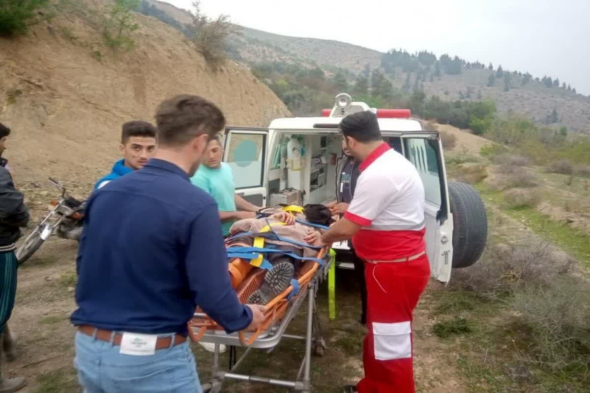 سقوط خودروی پاترول به دره در رستم آباد/ ۲ نفر مصدوم شدند