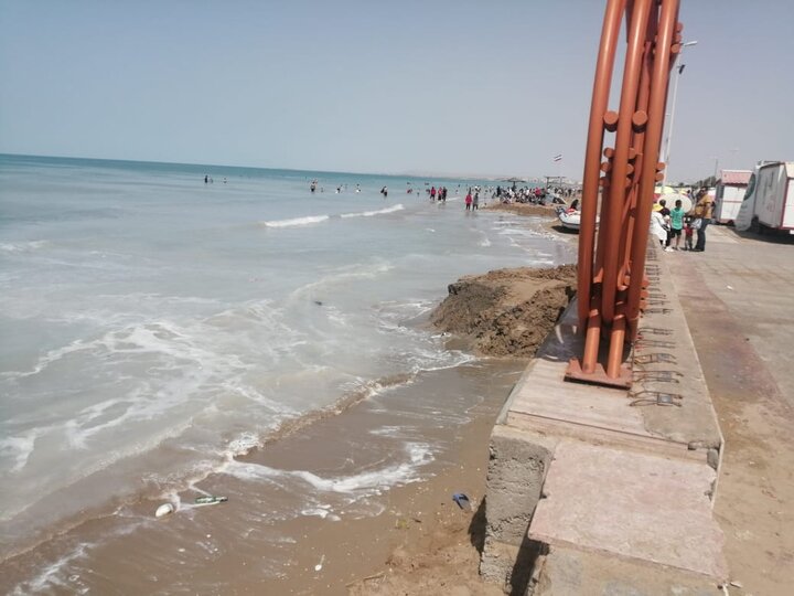 ترویج فرهنگ حفاظت از محیط زیست در بین مسافران نوروزی در گناوه