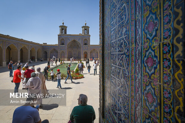 گردشگران نوروزی در مسجد تاریخی نصیر الملک شیراز