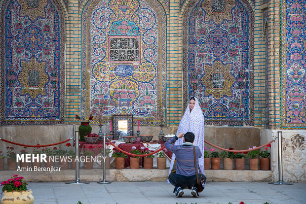 گردشگران نوروزی در مسجد تاریخی نصیر الملک شیراز