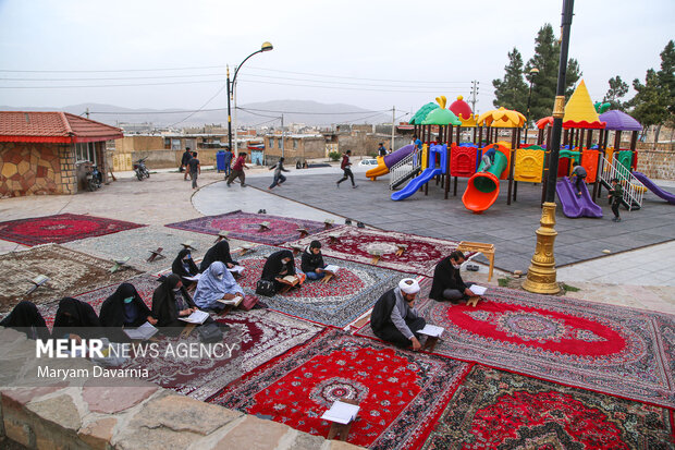 امامزاده سیدعباس (ع) میں "محفل انس با قرآن" کا انعقاد
