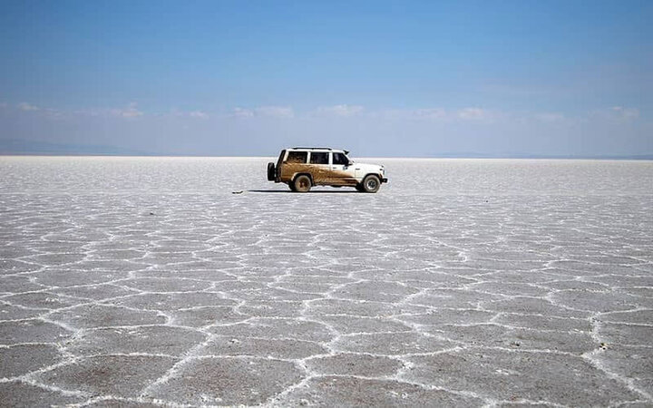 جزیره سرگردان در دریاچه نمک 