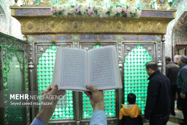 محفل انس با قرآن کریم در جوار آستان امامزاده صالح (ع) تجریش با قرائت یک جز از قرآن کریم در روزهای ماه مبارک رمضان شامگاه امروز چهارشنبه ۹ فروردین ماه ۱۴۰۲ مصادف با ۷ رمضان برگزار شد