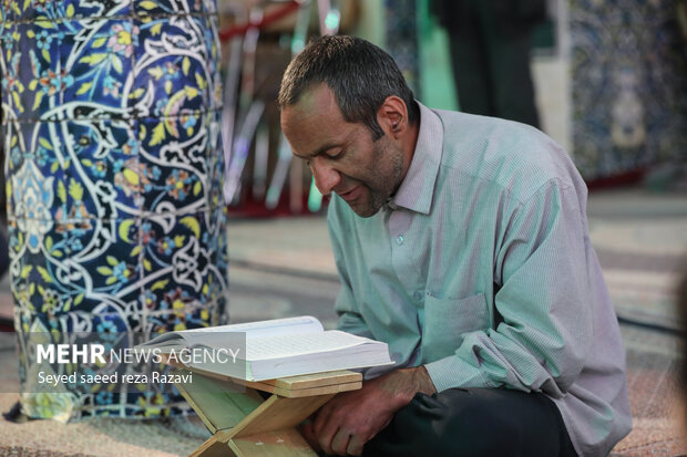 محفل انس با قرآن کریم در جوار آستان امامزاده صالح (ع) تجریش با قرائت یک جز از قرآن کریم در روزهای ماه مبارک رمضان شامگاه امروز چهارشنبه ۹ فروردین ماه ۱۴۰۲ مصادف با ۷ رمضان برگزار شد