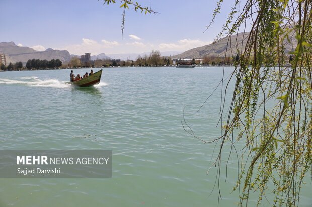گردشگران پارک و دریاچه کیو خرم آباد