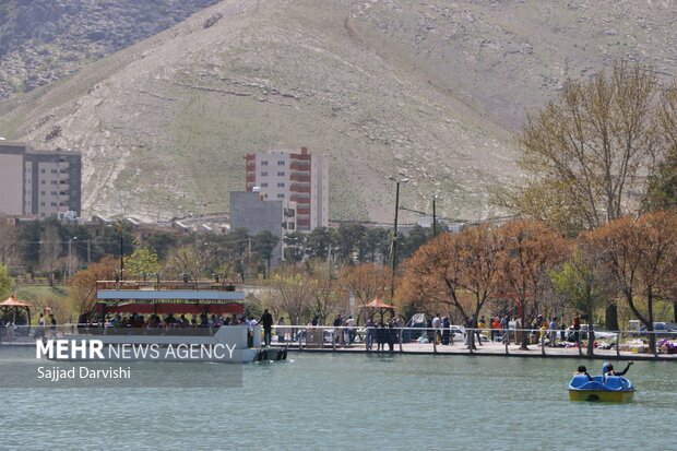 گردشگران پارک و دریاچه کیو خرم آباد