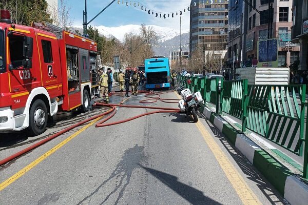 آتش سوزی یک دستگاه اتوبوس بی آر تی در خیابان ولیعصر تهران آتش سوزی یک دستگاه اتوبوس بی آر تی در خیابان ولیعصر تهران