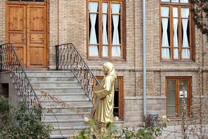 İran'ın en ünlü kadın şairi Pervin-i İtisami'nin evine kısa bir yolculuk İran'ın en ünlü kadın şairi Pervin-i İtisami'nin evine kısa bir yolculuk