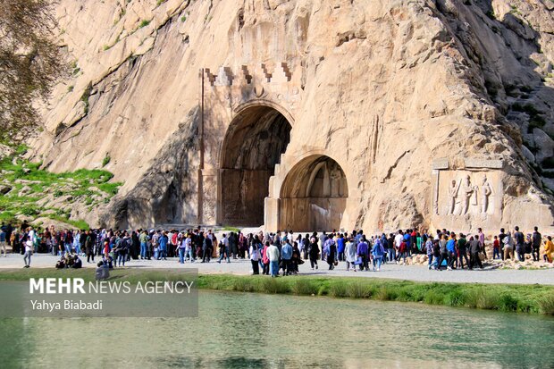 Kirmanşah'taki Tak-ı Bostan turistlerin ilgisini çekiyor Kirmanşah'taki Tak-ı Bostan turistlerin ilgisini çekiyor