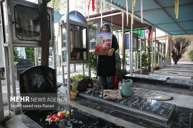 Iftar at cemetery alongside martyrs graves