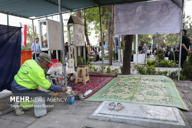 Iftar at cemetery alongside martyrs graves