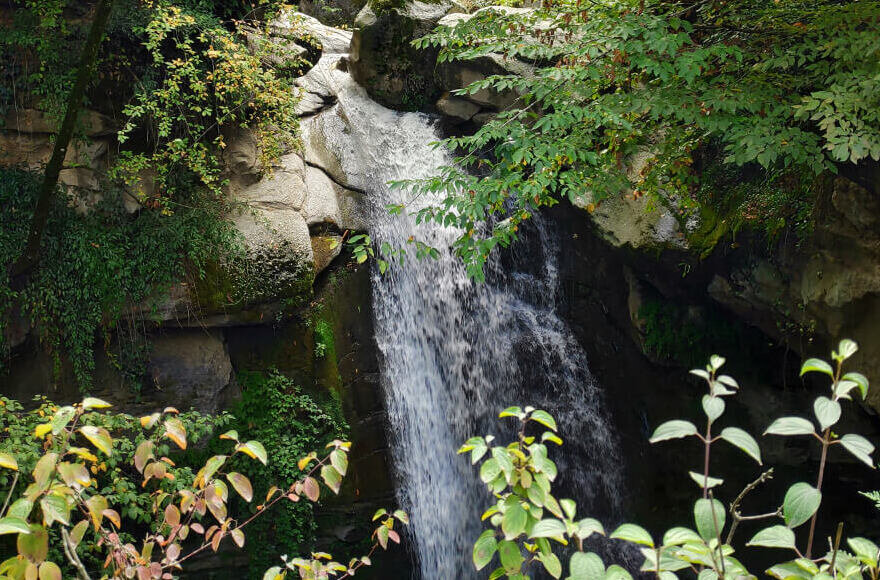 رخ نمایی بهار در نگین سبز گلستان/جادوی آبشارهای بدیع افسون می کند