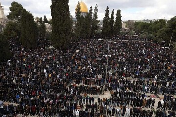فلسطین، مسجد اقصی میں پچاس ہزار نمازیوں کا اجتماع، دو فلسطینی شہیدوں کی تشییع