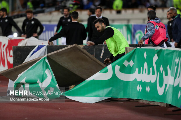 در اثر وزش شدید باد در استادیوم آزادی در هنگام دیدار تیم های فوتبال استقلال تهران و ذوب آهن اصفهان تبلیغات کنار زمین جابجا شدند 