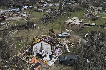 Death toll tops 26 as tornadoes hit US Midwest and South