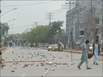 پشاور میں آٹے کی مفت تقسیم کے دوران پولیس اور شہریوں میں جھڑپیں+ویڈیو