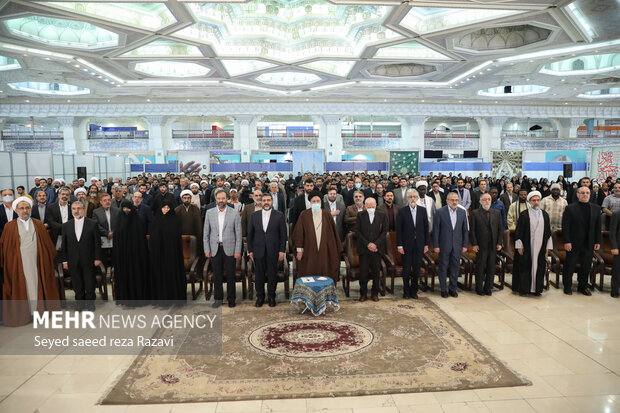 در ابتدای این مراسم حجت السلام سید ابراهیم رئیسی رئیس جمهور و سایر مدعوین در حال ادای احترام به سرود مقدس جمهوری اسلامی ایران هستند