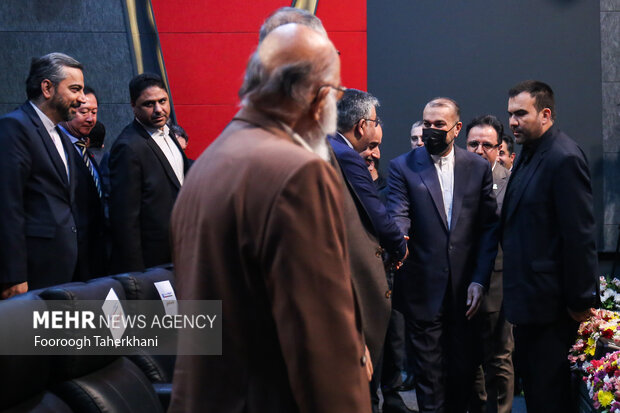 حسین امیر عبداللهیان وزیر امور خارجه کشور به مراسم جشن ملی پرچم در سالن باغ هنر وارد می شود
