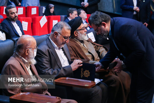 علیرضا زاکانی شهردار تهران،در مراسم جشن ملی پرچم در سالن باغ هنر تقدیر نامه امضا میکند