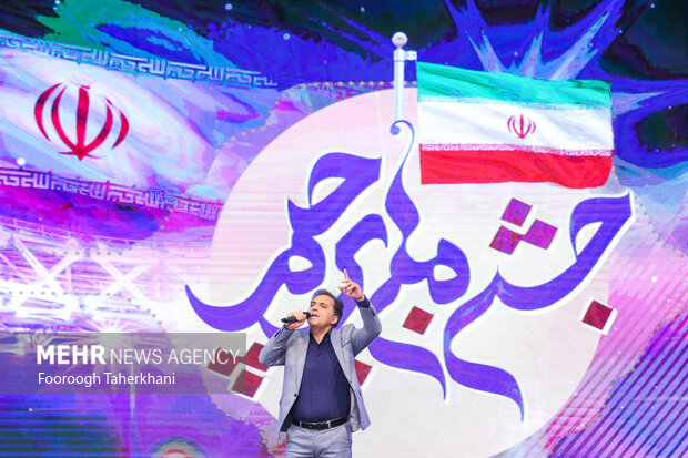 مجید اخشابی خواننده پاپ ایرانی،درمراسم جشن ملی پرچم در سالن باغ هنر حضور دارد