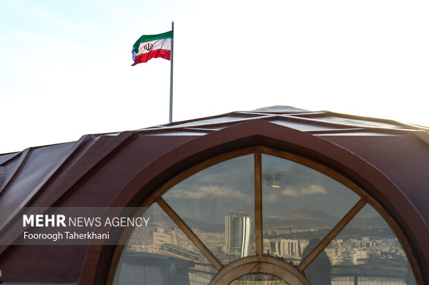 بلندترین پرچم ایران به ارتفاع ۱۵۰ متردر اراضی عباس آباد تهران در روز جمهوری اسلامی در مراسم جشن ملی پرچم به اهتزار درامده است