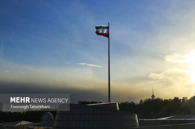 بلندترین پرچم ایران به ارتفاع ۱۵۰ متردر اراضی عباس آباد تهران در روز جمهوری اسلامی در مراسم جشن ملی پرچم به اهتزار درامده است
