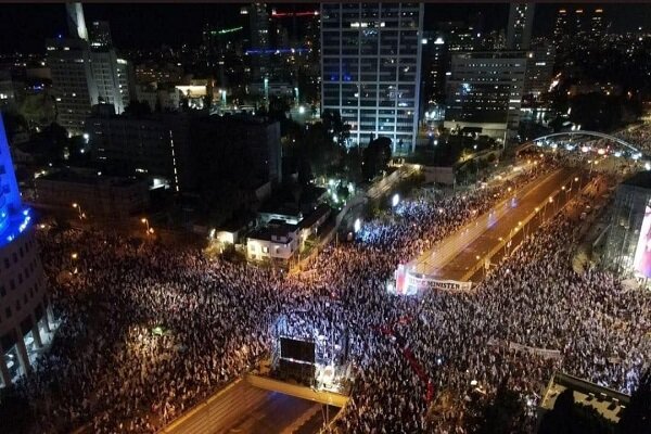 ۱۴۱ هزار صهیونیست شب گذشته علیه نتانیاهو به خیابان‌ها ریختند