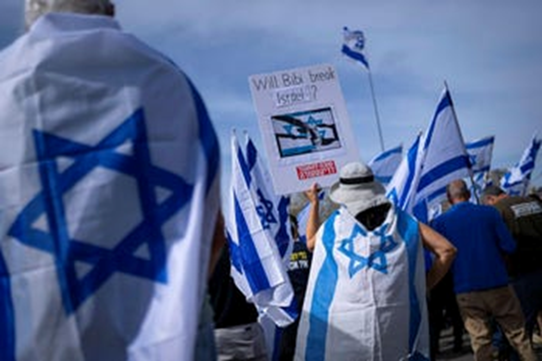 معترضان صهیونیست چه پلاکاردها و بنرهایی را حمل می کنند؟