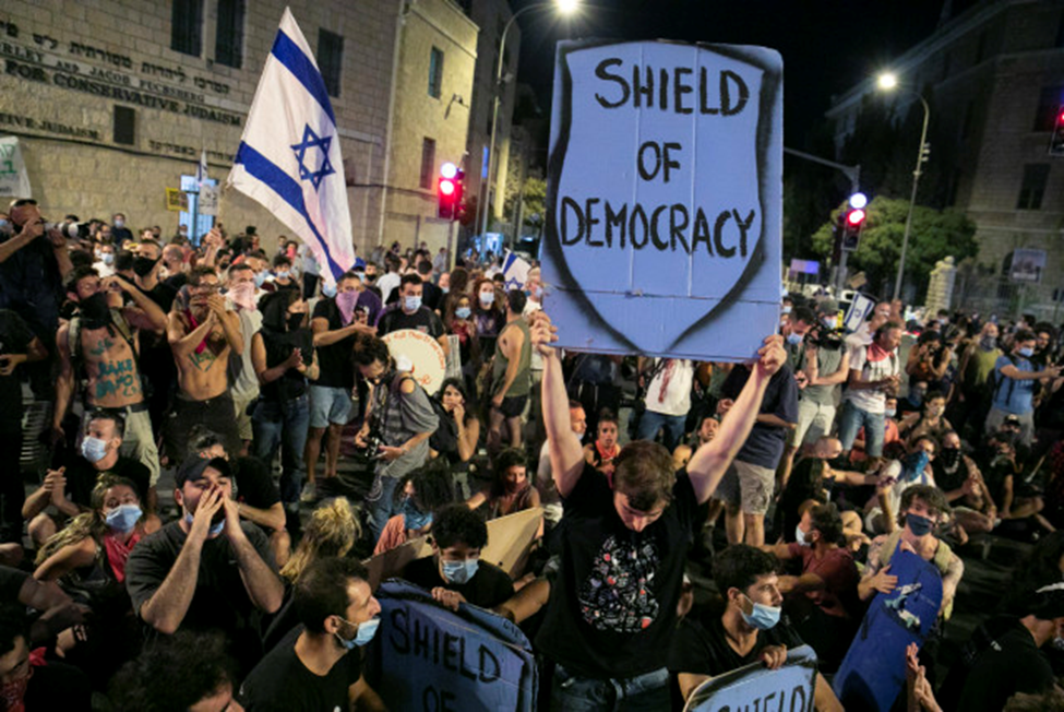 معترضان صهیونیست چه پلاکاردها و بنرهایی را حمل می کنند؟