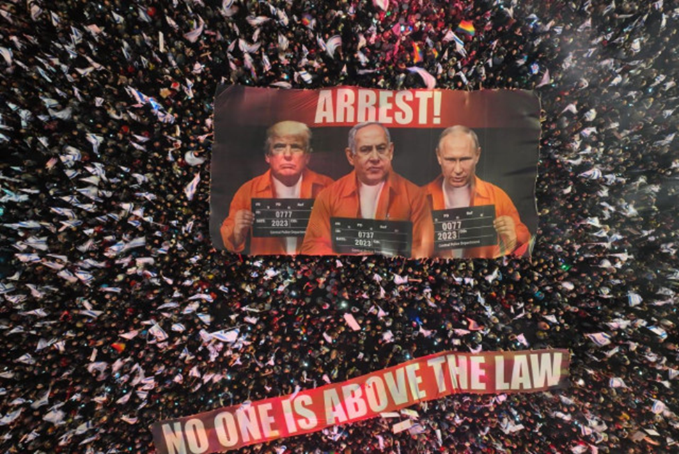 معترضان صهیونیست چه پلاکاردها و بنرهایی را حمل می کنند؟