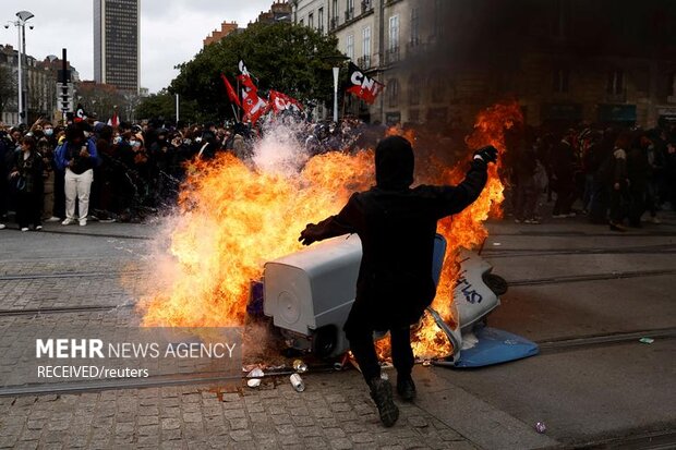 فرانس، پینشن اصلاحات کے خلاف مظاہرین اور پولیس میں جھڑپیں
