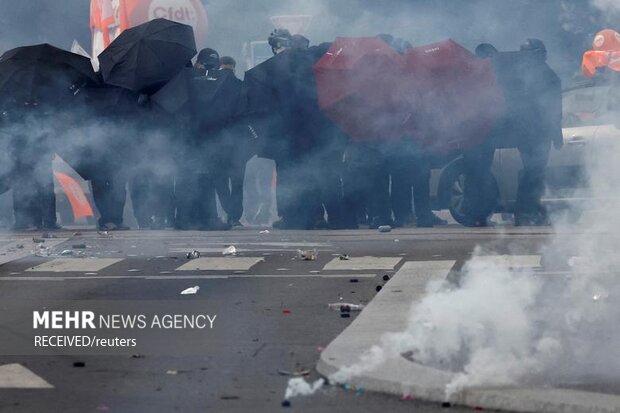 فرانس، پینشن اصلاحات کے خلاف مظاہرین اور پولیس میں جھڑپیں
