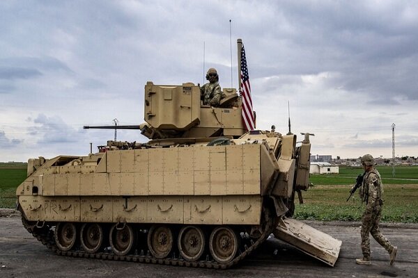 الاحتلال الأمريكي يجلب مدرعات متطورة وأسلحة إلى قواعده في محافظة الحسكة السورية