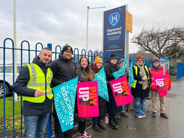 UK teachers plan new strikes as they reject gov.’s offer